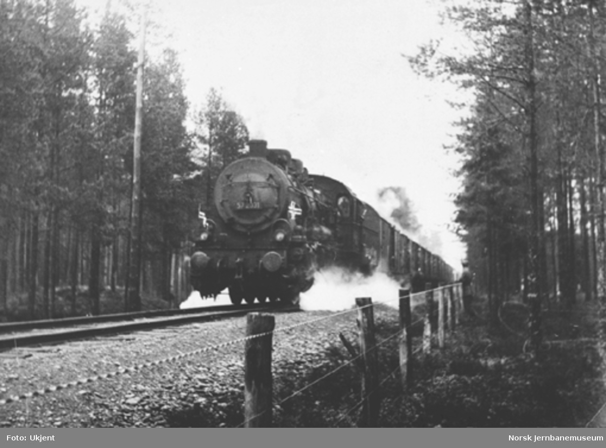 Tog fra Sverige i 1945 trukket av damplok type 61a nr. 2031 ved riksgrensen