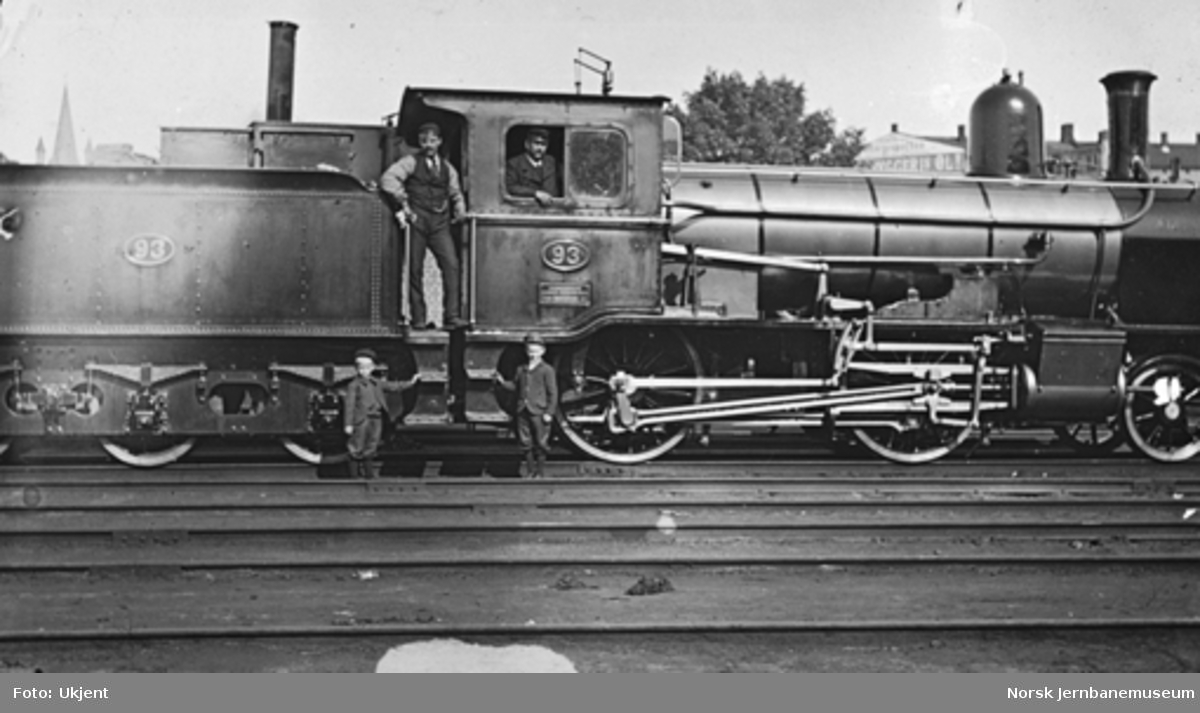 Hovedbanens damplokomotiv litra G nr. 93 med personalet og to barn ved siden av lokomotivet