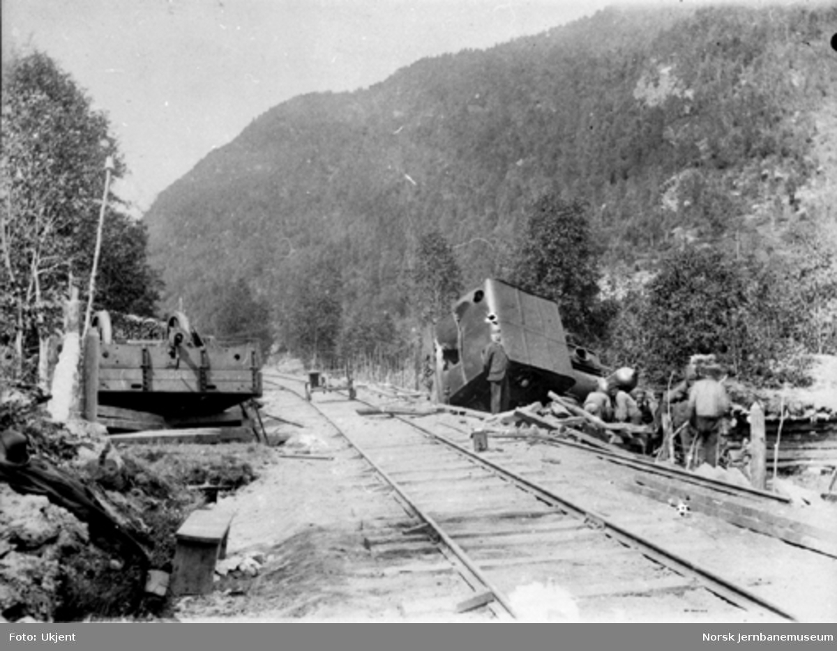 Vossebanens ombygging. Avsporet og veltet damplokomotiv og grusvogn etter steinsprang i Ho