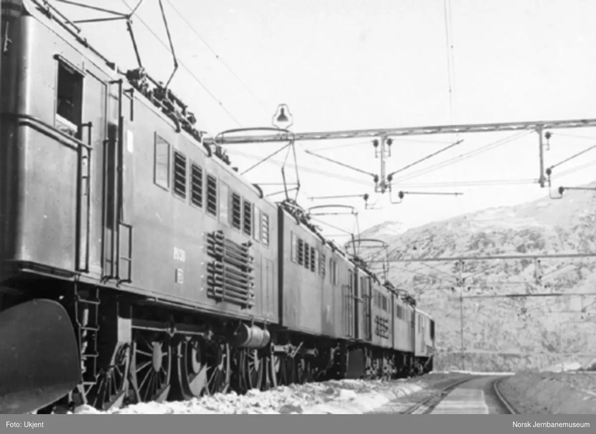 To sammenkoblede elektriske lokomotiver type El 3
