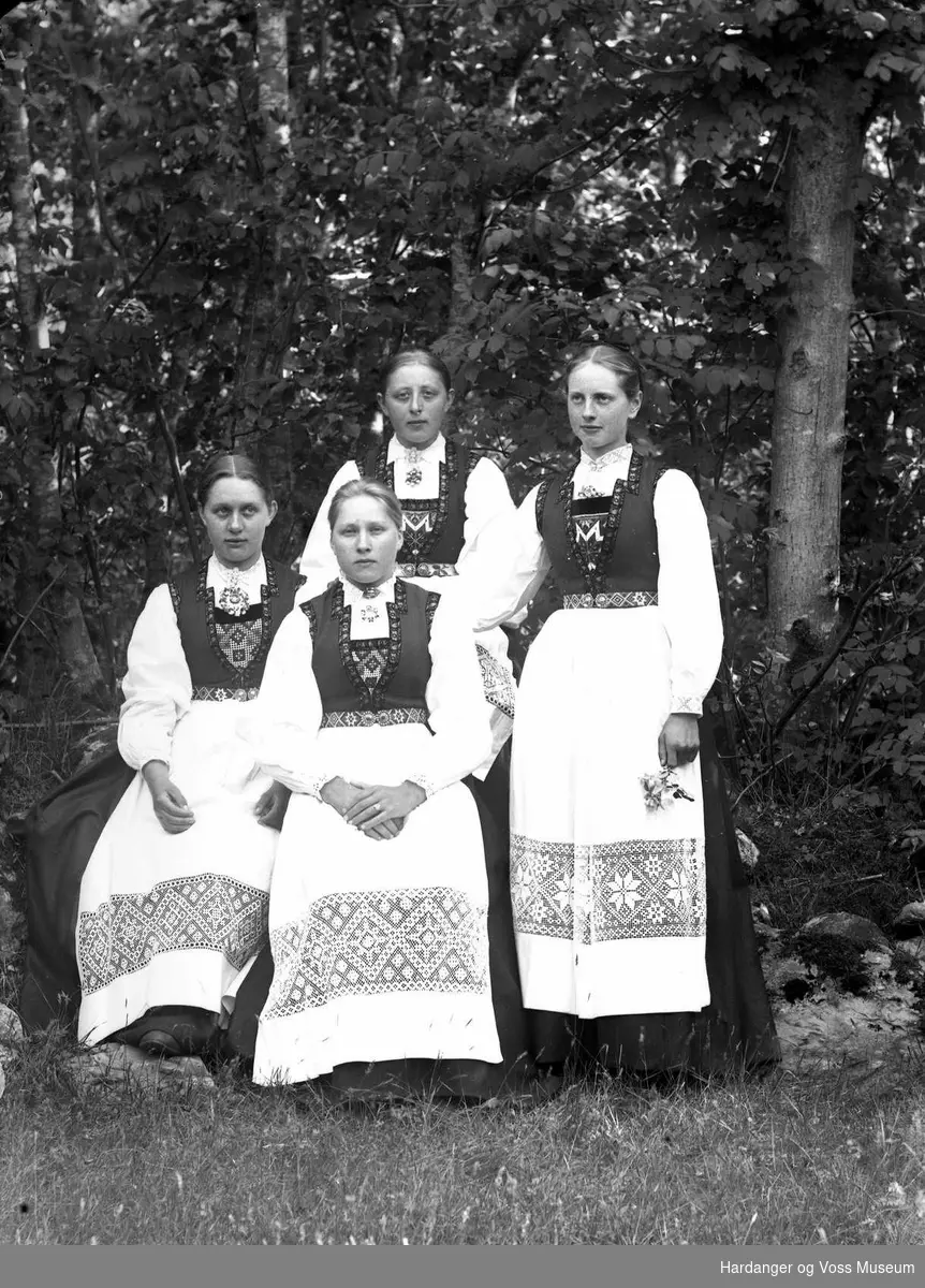 Guro T. Opedal, Brita Å. Århus og to ukjende kvinner i bunad