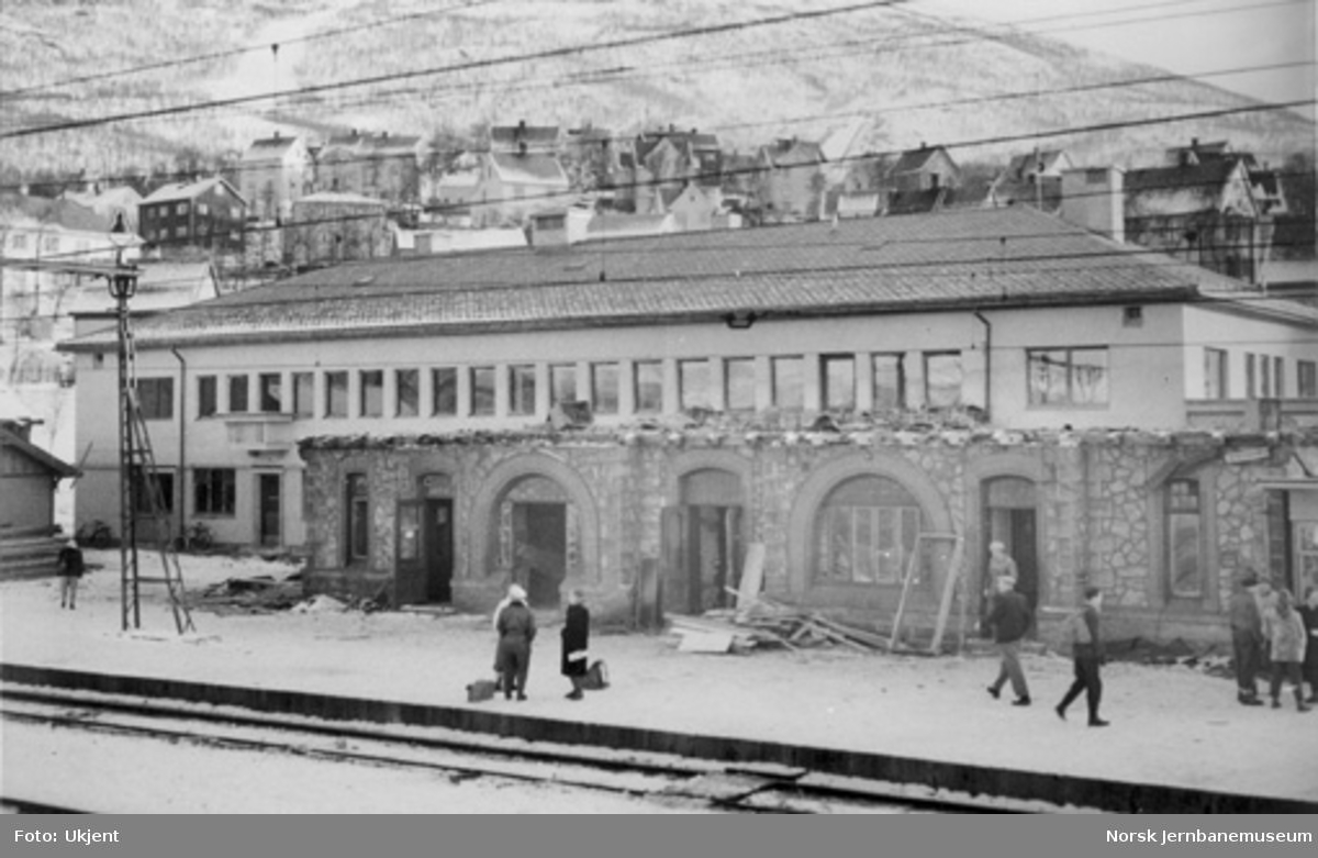 Narvik stasjonsbygning : gammel bygning under riving med den nye i bakgrunnen