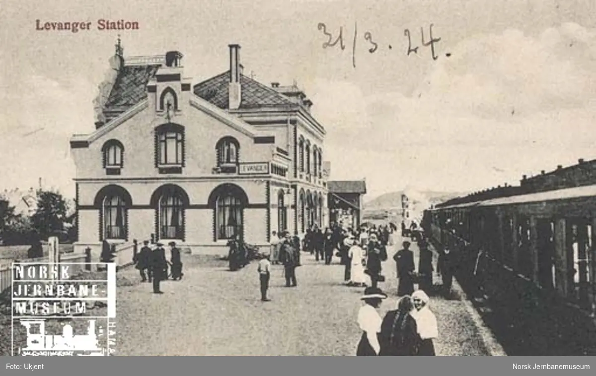 Levanger stasjon med persontog og reisende