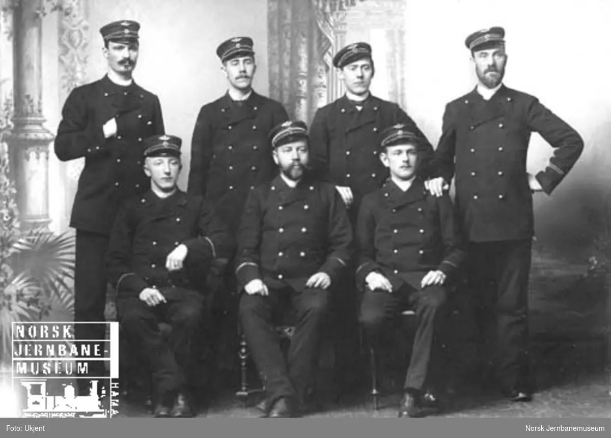 Gruppebilde av sju jernbanefolk i Hamar