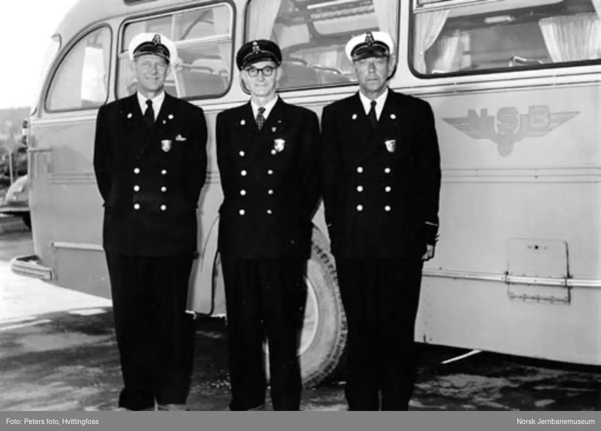 Tre av sjåførene til NSB Lågendalsruten ved tildeling av hederstegn i 1950