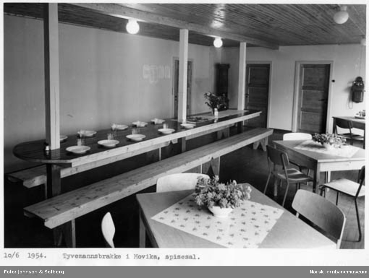 Sulitjelmabanens forlengelse : tyvemannsbrakke i Movika, interiør i spisesalen