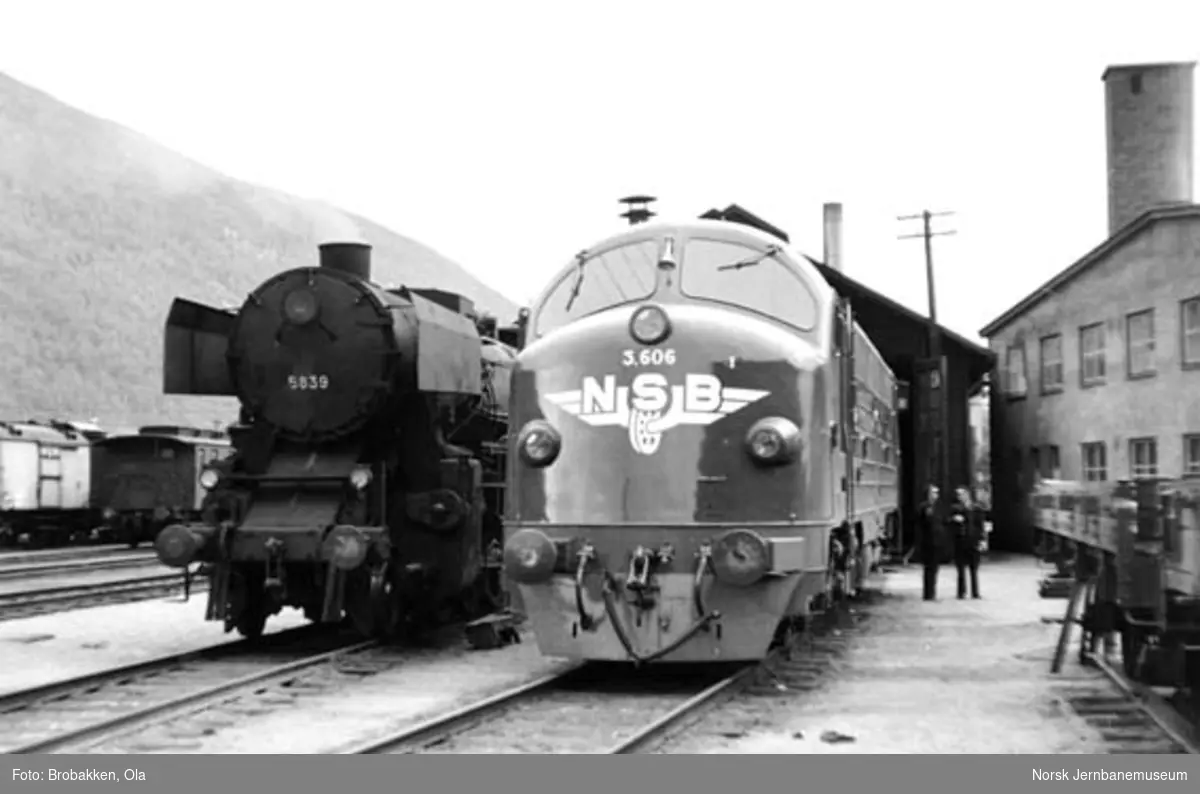 Damplokomotiv type 63a nr. 5839 og diesellokomotiv Di 3.606 på Otta stasjon