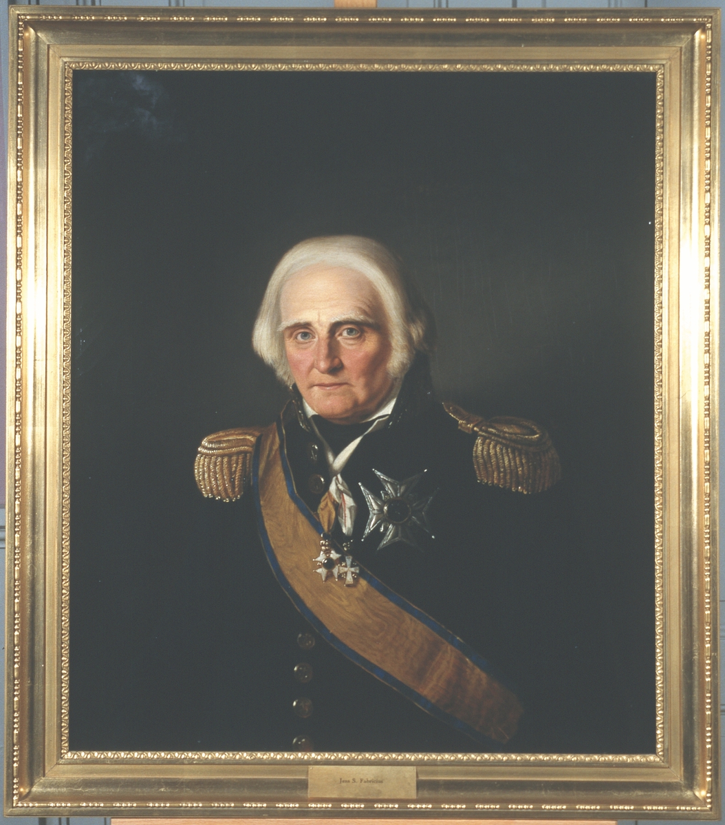 Portrett av Jens S. Fabricius. Mørk uniform, admiralsuniform. En orden festet på uniformen og to i bånd rundt halsen.