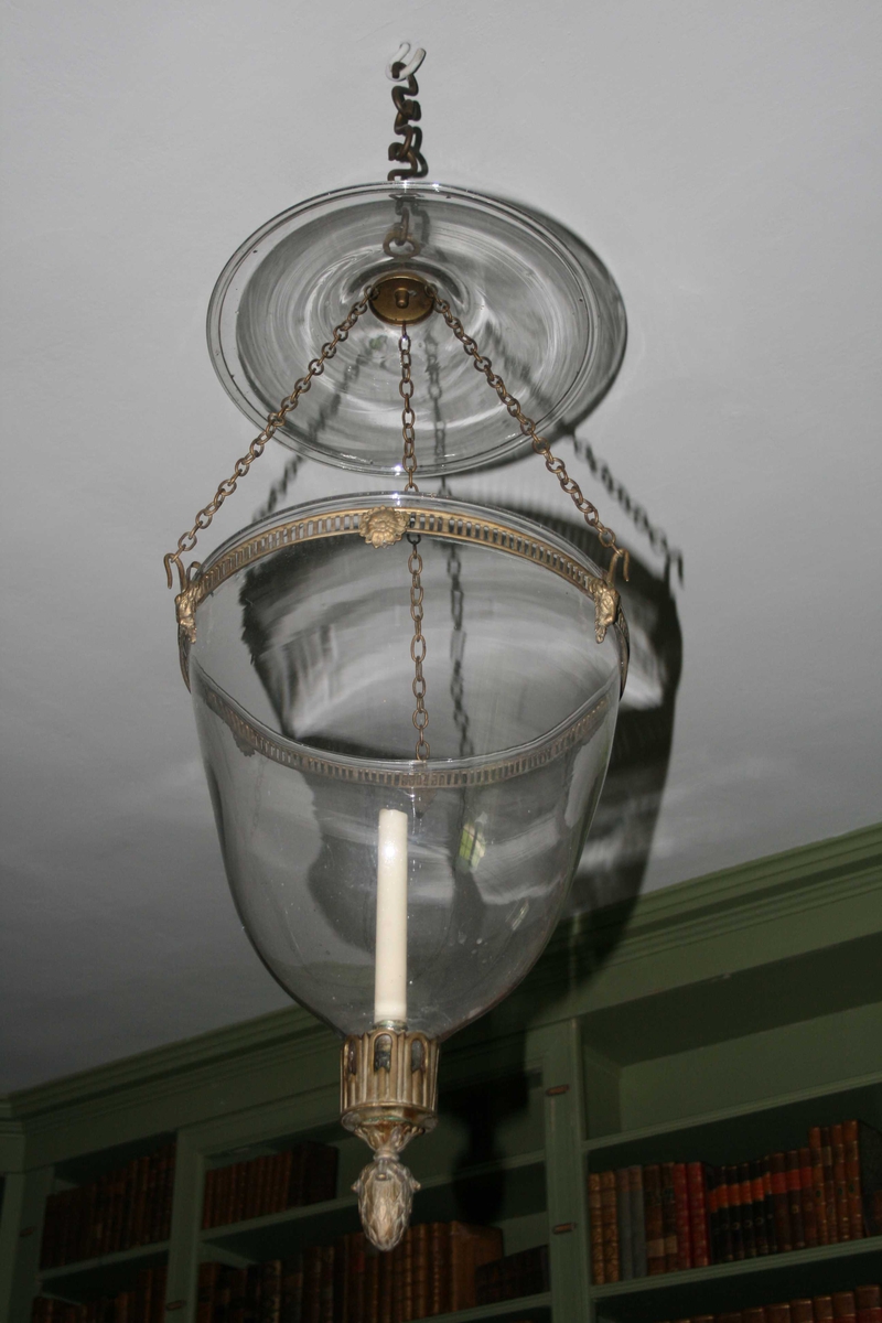 Stor glassampel m/lokk, henger i 3 lenker m/bronsegarnering og ender i en lysholder med form som hasselnøtt.