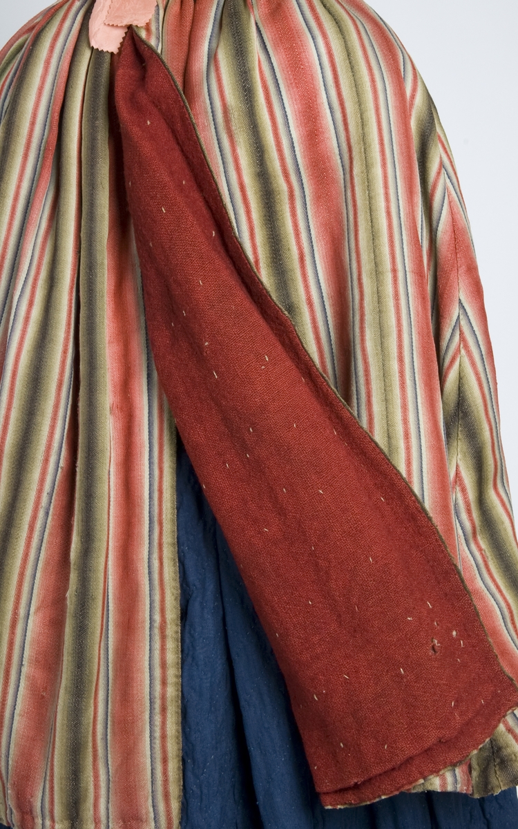 Stripete cape i ull med rødt ullfôr.