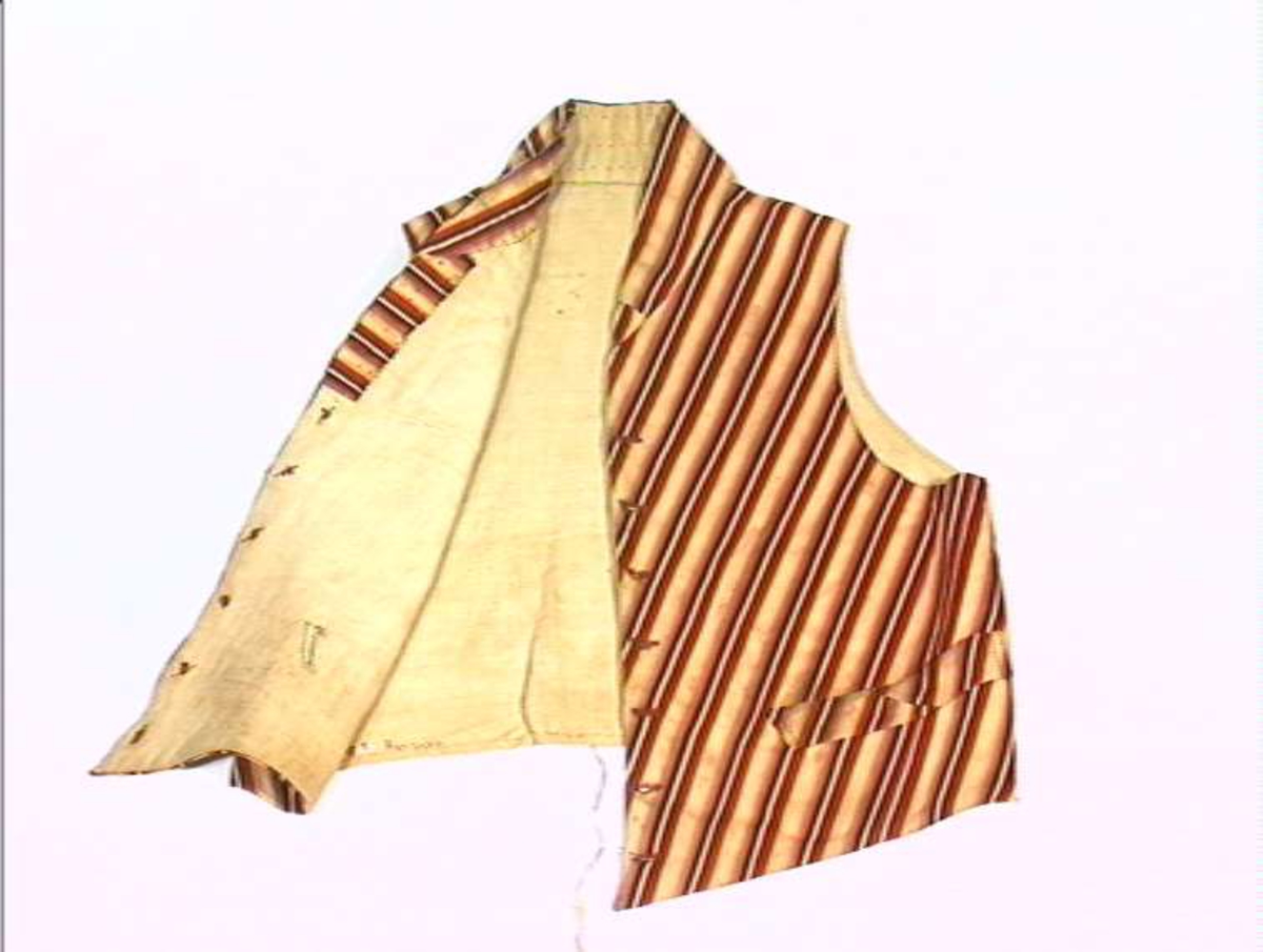 Stripetet vest i hvitt, rødt og svart av ull og bomull (Verken), fôr og bakdel av hvitt lin.
5 metallknapper.