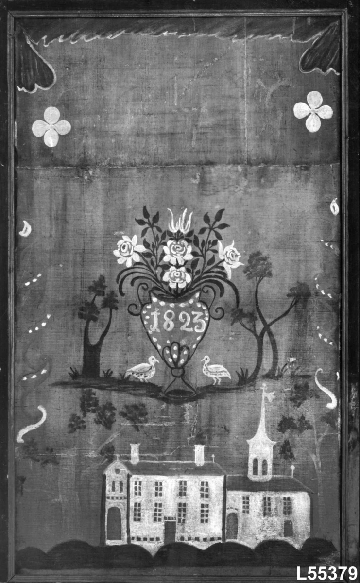 Bondegård med tilhørende hus. Katalog kort
Furutreer
Blomstervase med blomster i. Årstal 1823 malt på vasen.
Fugle
ranker ved sidene
Hvite blomster