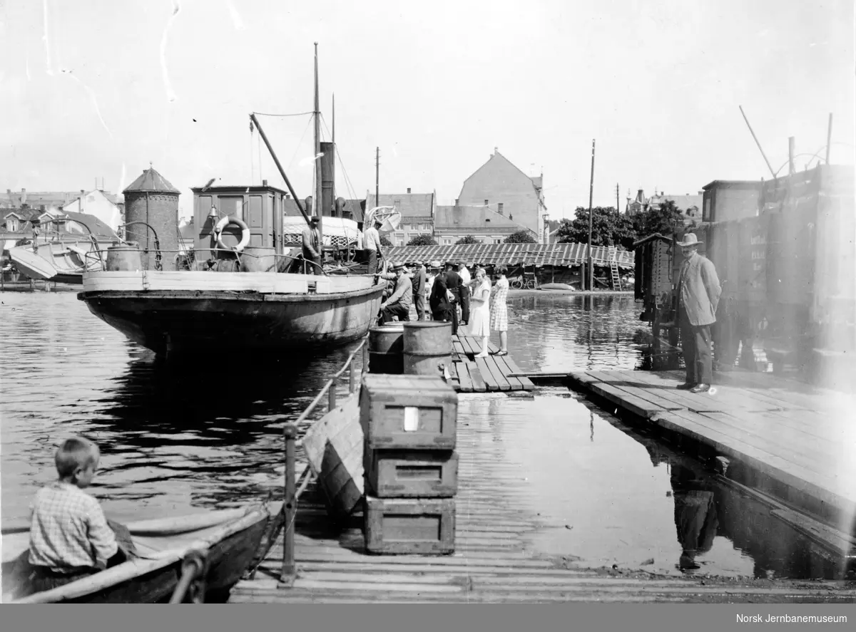 Flommen i 1927 : Jernbanebryggen med M/S Varden, vannstand 8,31 meter