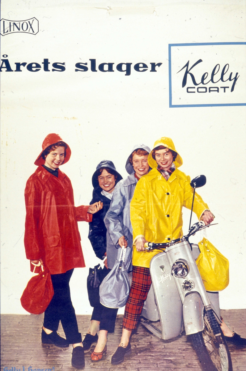 Reklame, dame i regnfrakk foran stabbur, uten tekst