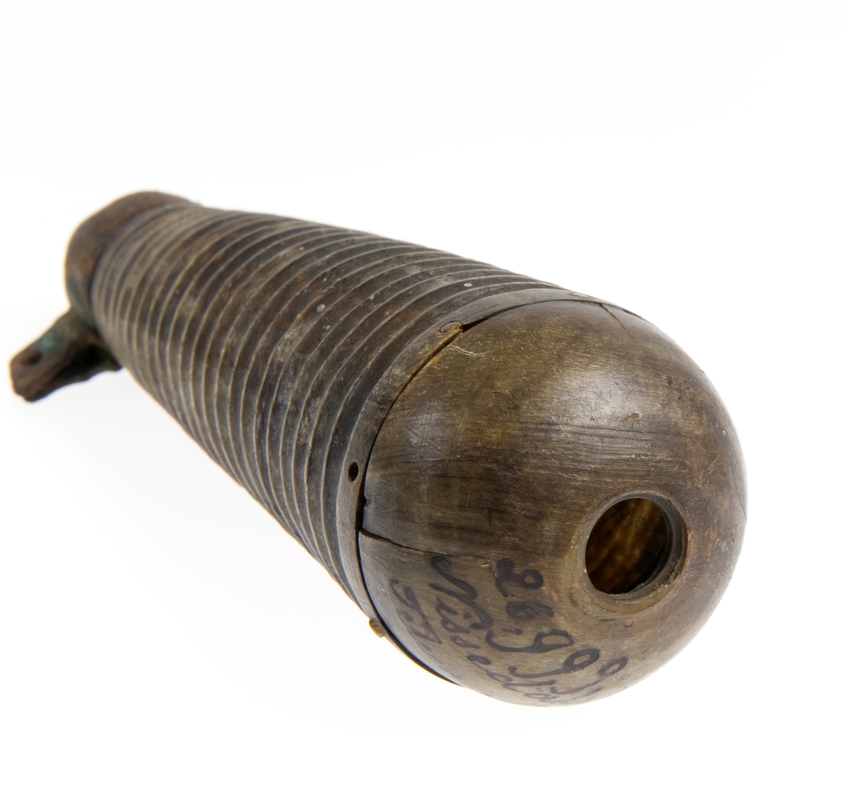 Krutthorn med skålformet bunn i horn og del av lukkemekanisme i jern. Dreid dekor på horn.