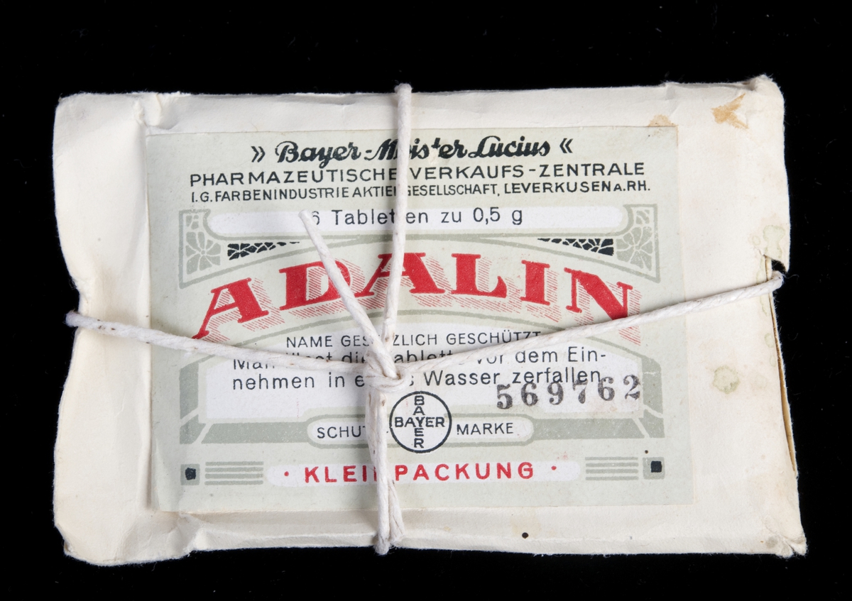 Uåpnet tabletteske i en liten konvolutt med hyssing rundt. På baksiden streifetikett med teksten: Garantipakning for Norge.