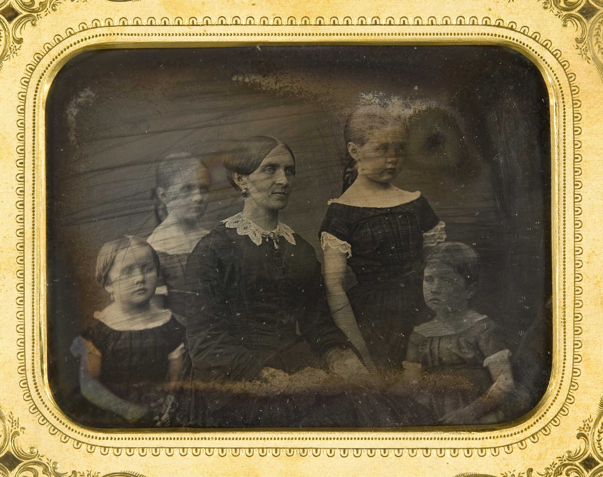 Fru Thea Meyer med døtrene Thea, Ragnhild, Agnes og Mathilde Meyer.