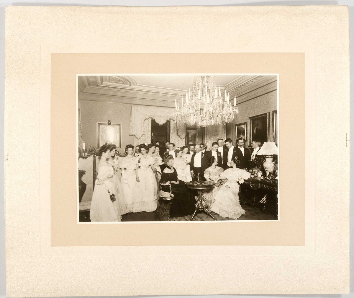 Fotografi fra salongen hos kammerherrinde Sigrd Faye vinteren 1903/04.