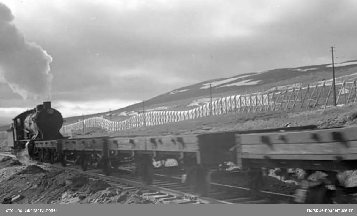 Nordlandsbaneanlegget : gruskjøring for løfting av linjen