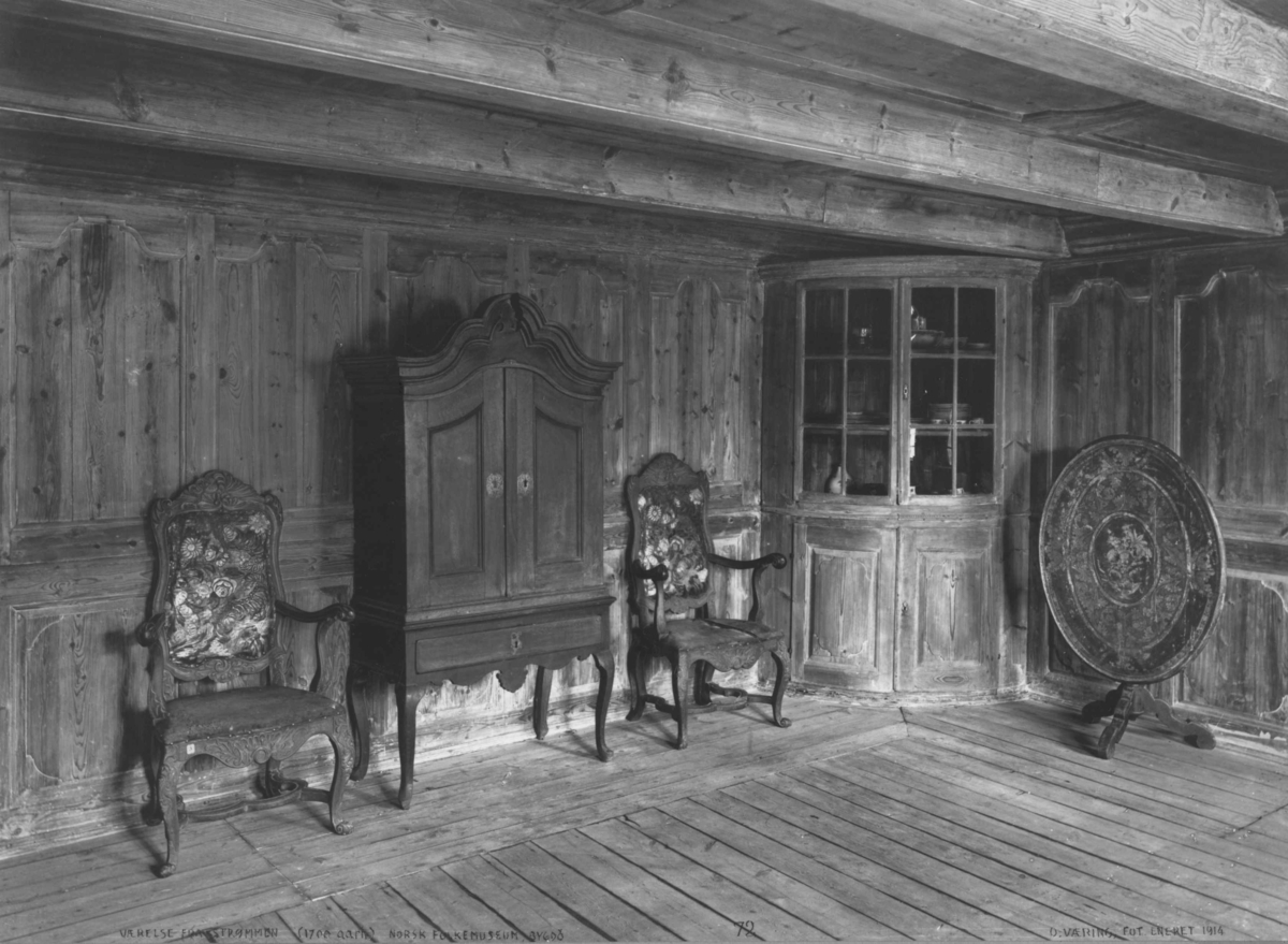 Interiør, strømmenværelset. Storstue fra skipperhus. Opprinnelig fra Strømmen, Arendal ved midten av 1700-årene. Seinere del av Bysamlingen på Norsk Folkemuseum.