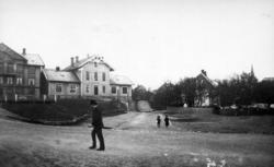 Gatebilde fra Torvet på Kirkelandet, Kristiansund 1883. 
Ytt
