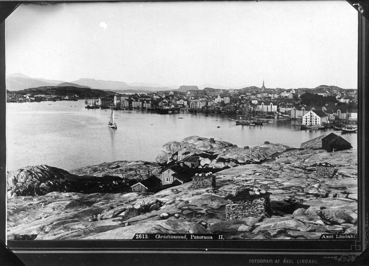 Panorama av havna på Innlandet, Kristiansund ca 1880.
Del av panorama, se også NF.00693-053.