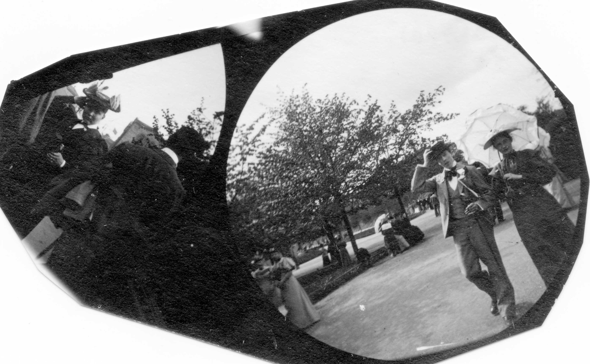 Mennesker i park. I hjørnet på venstre bilde, frk. Dahr. Til høyre spaserer Gustav Reimers og frk. Signe Faye Hansen med hvit parasoll.