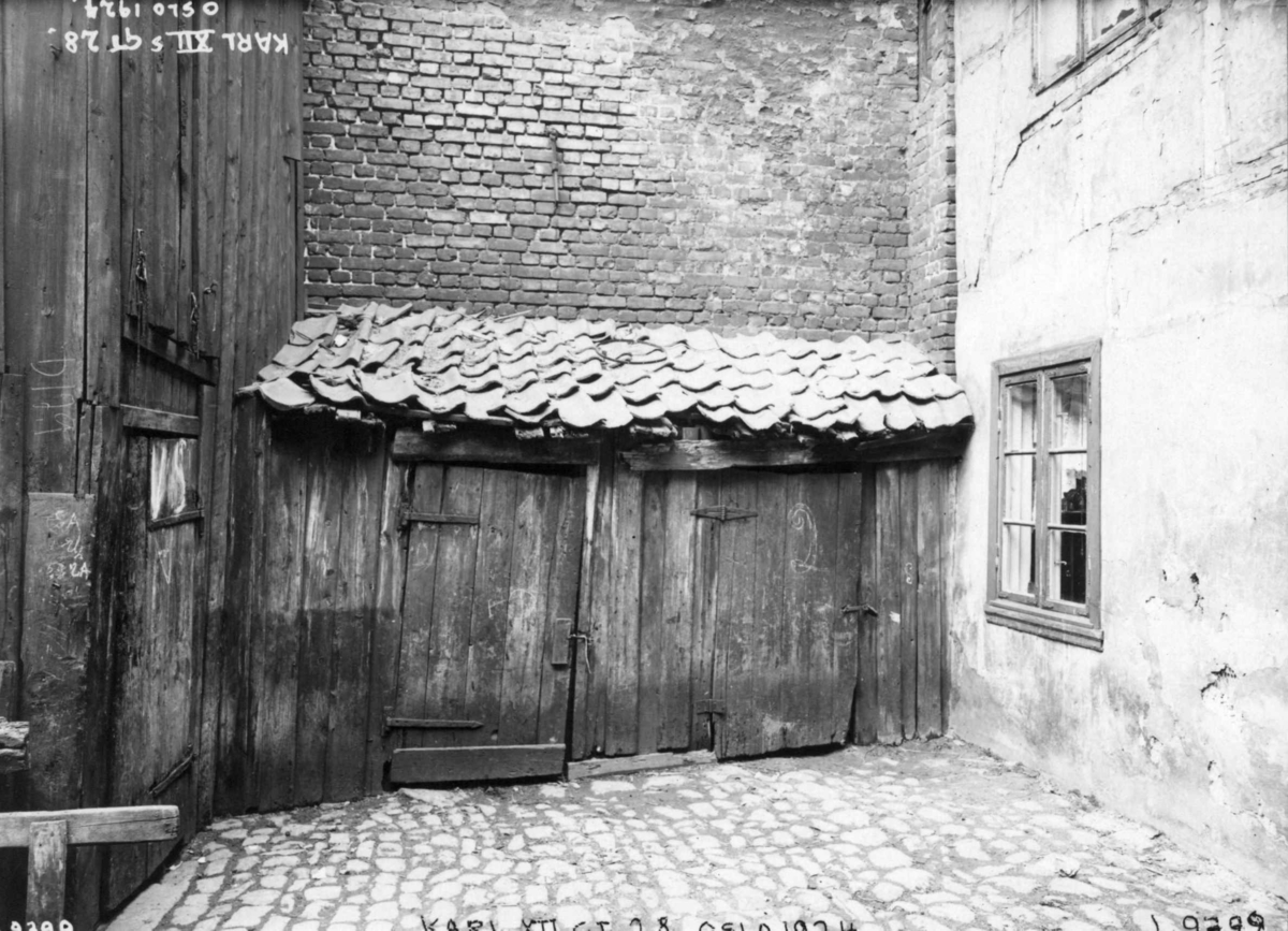 Karl XIIs gate 28, Oslo, 1924. Bakgård med uthus og boliger.
