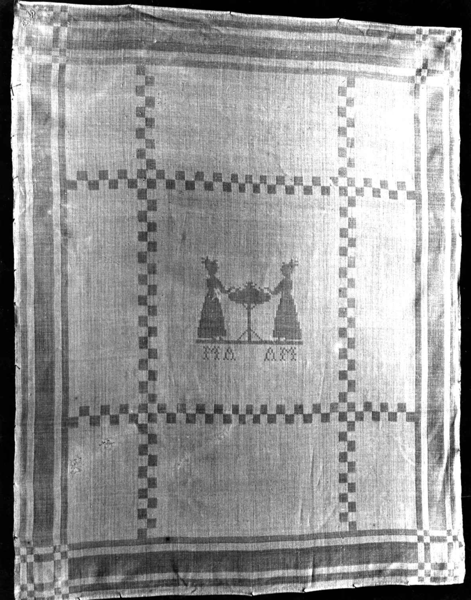 Hvit serviett med dame ved tebord, stripebord. Vevet av Inger Johanna Møinichen på 1830-tallet. Norsk hjemmevevet damask.