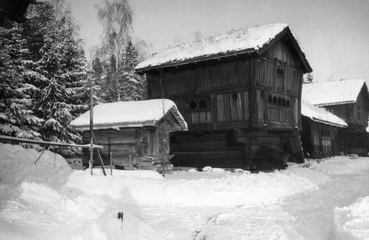 Setesdalstunet på Norsk folkemuseum, 1942. Fra venstre: Stolpehus fra Kjelleberg i Valle, loft fra Brottveit i Valle, årestue fra Åmlid i Valle og loft fra Ose i Bygland.