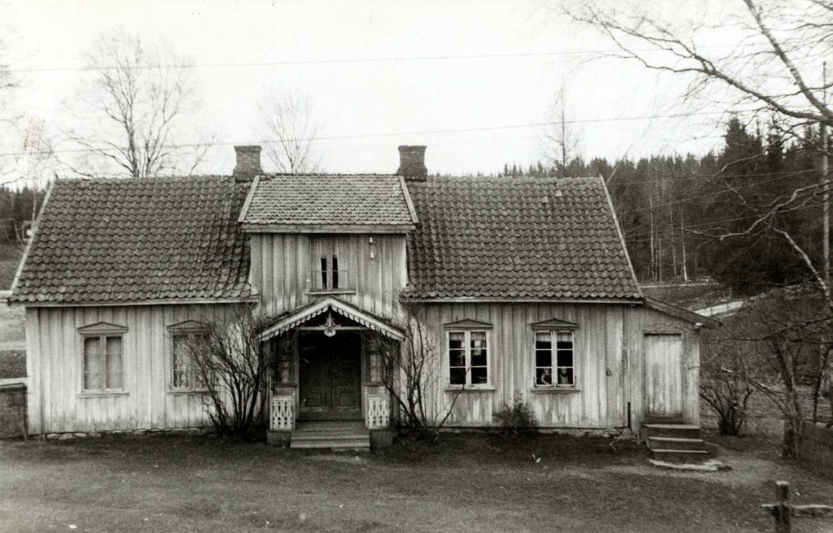 Kollerud, Aurskog-Høland, Søndre Høland, Nedre Romerike, Akershus. Lavt hvitt våningshus med ark, veranda og tilbygg for kjøkkeninngang. 