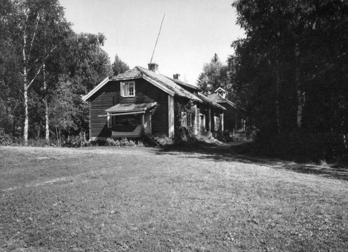 Val, Sørum, Akershus 1948. Drengestue og stabbur. Hagen til høyre.