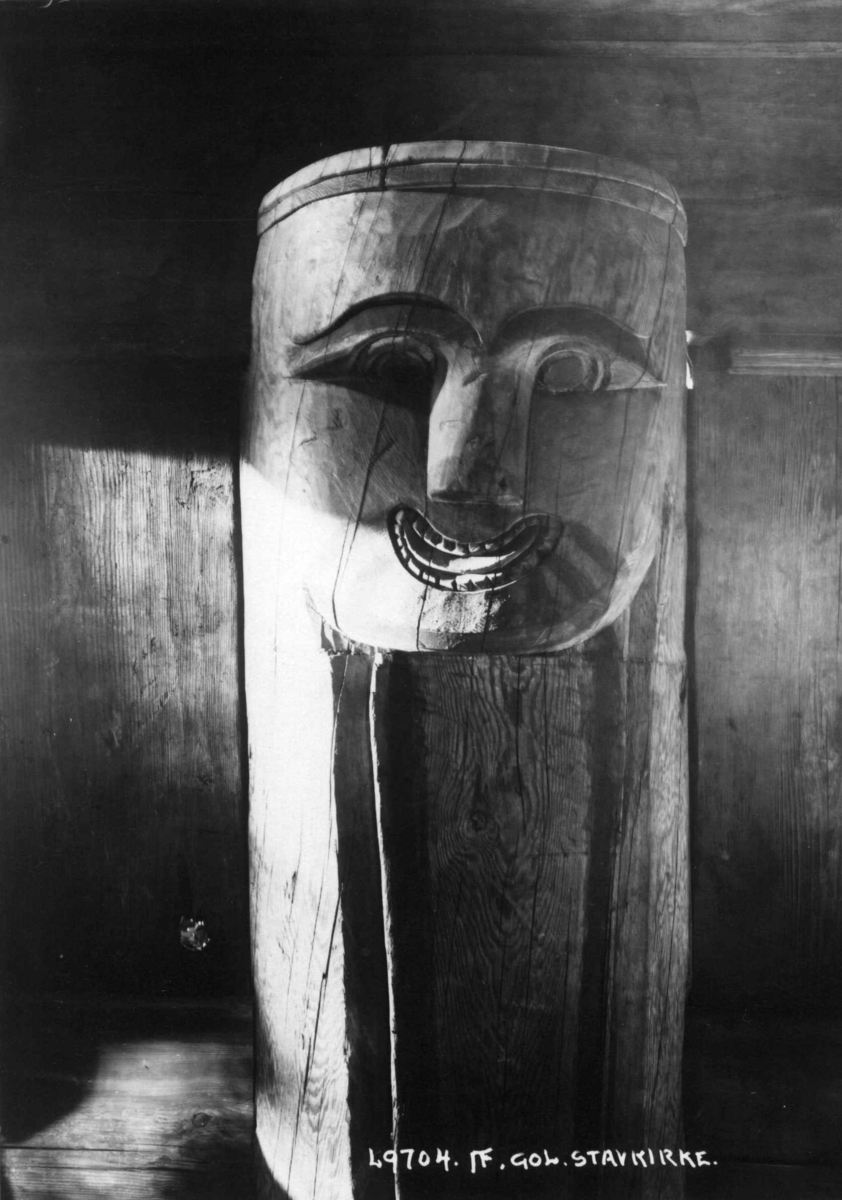 Maske fra sydveggen til stavkirken fra Gol i Hallingdal. Fotografert på Norsk folkemuseum, 1925.