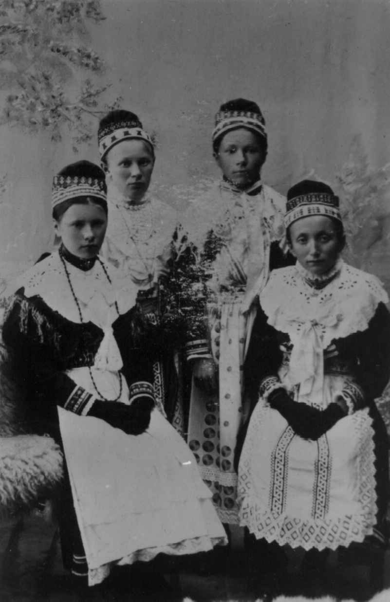 Konfirmanter fra Gratangen i Troms.
De fire jentene er fra venstre Eva Johnsen, Elen Andersen, Anna Larsen og Anna Tomassen.
Foto tatt etter gammelt foto i 1908, hos fotograf John Witsø, Ibbstad.