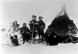Povel Smuk med sine sønner utenfor sitt vintertelt, Neiden S