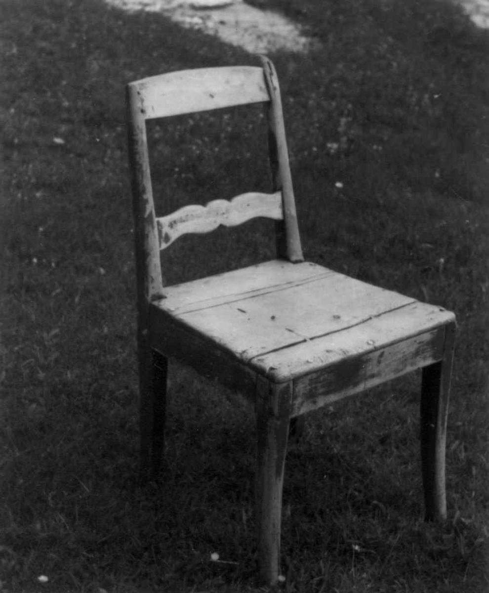 "Oldemorsstol" fra ca. 1878. Laget for Hans Eriksens morfar av en omreisende snekker og tømmermann. Ytre Bakkemo gård, Birtavarre, Kåfjord, Troms 1948.
