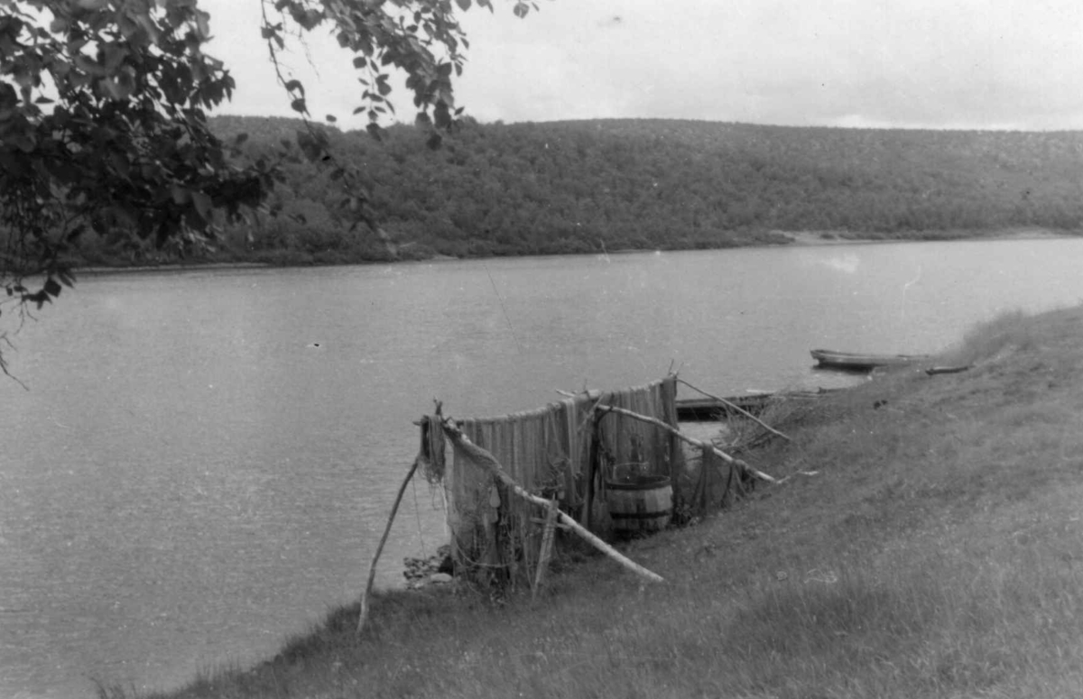 Garnheng med fiskegarn til tørk på Johan Mikkelsen Utsis gård. Hemmujavve 1953.