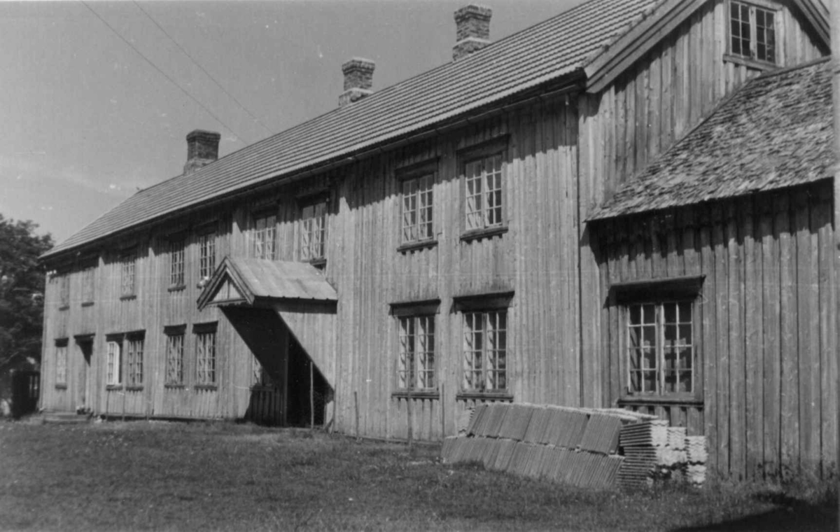 Oksvoll, g.nr.139, b.nr.1  Sparbu, Steinkjer, Nord-Trøndelag.
Stu frå tunet. Foto: Arne Berg, juli 1953.