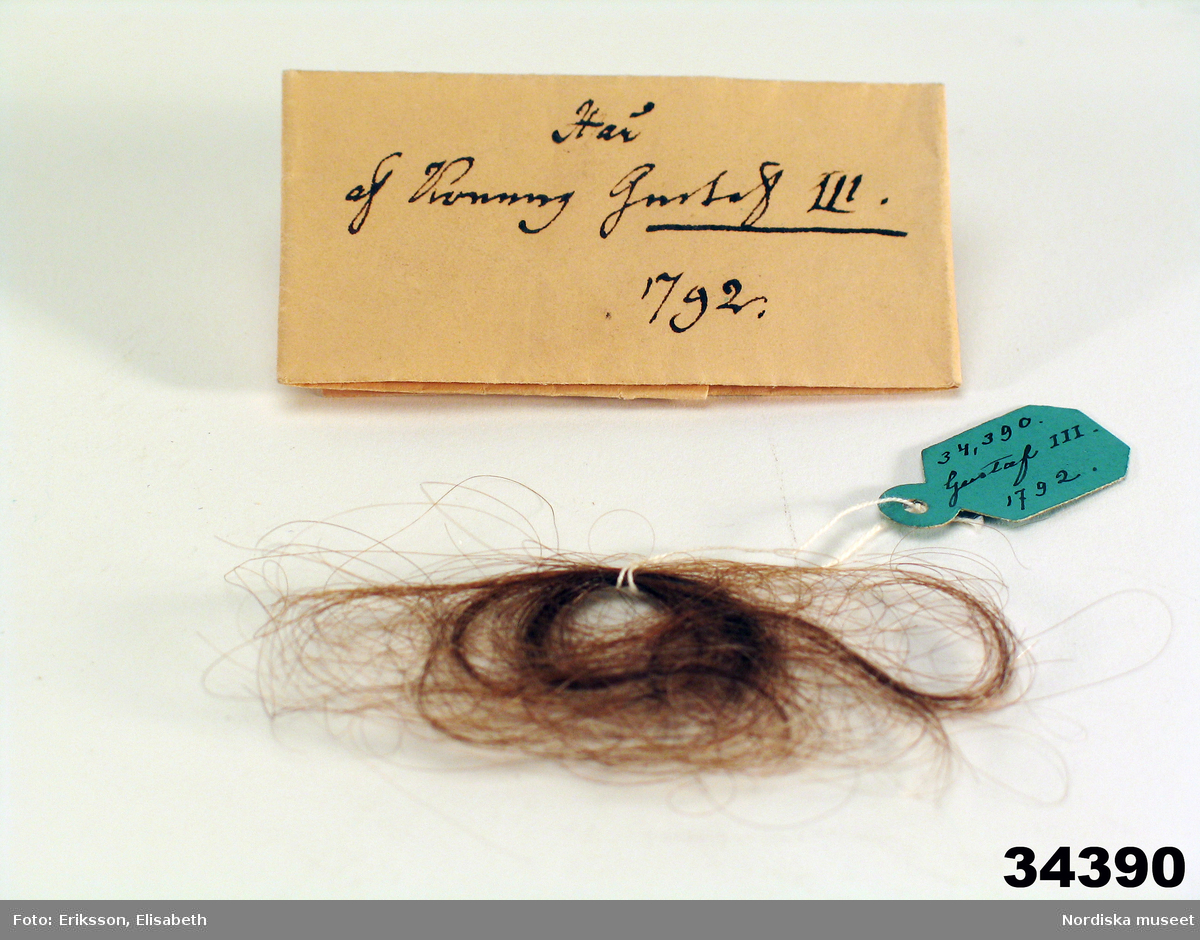 Huvudliggaren:
"Konung Gustaf IIIs hår. 1792. G[åva] af sekret. L. Boberg i Stockholm 27/12 1882."