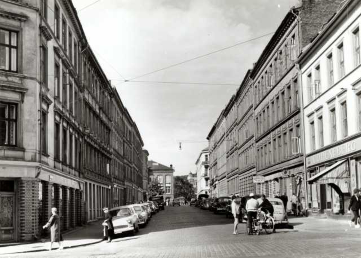 Schleppegrell gate, Grünerløkka, Oslo.
Bygate med boliger, butikker, biler og mennesker.