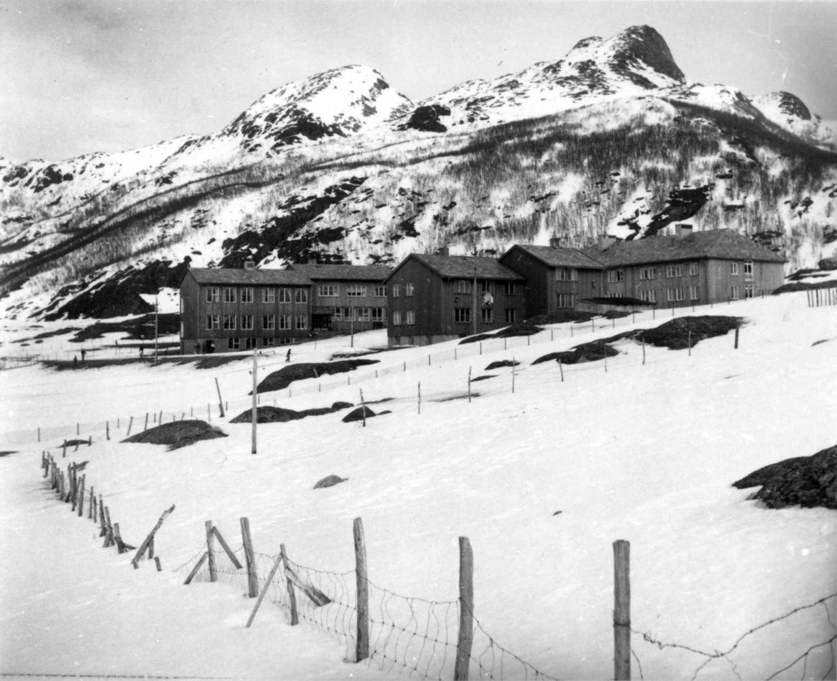 Internatet med fjell i bakgrunnen, Alteneset 1961.