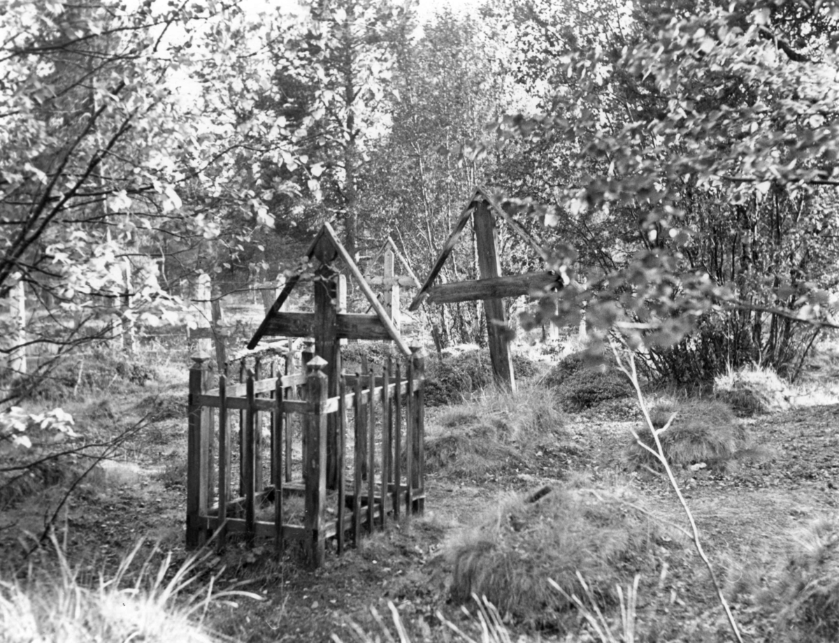 Graver med gravkors, for samer, på Karasjok kirkegård. 1940?
