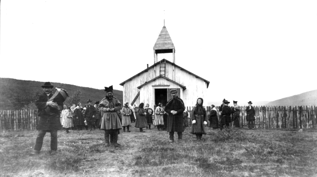 Mennesker samlet utenfor Polmak kirke.