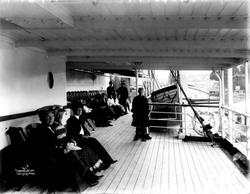 Passasjerer på dekk av skipet S.S. Hellig Olav på vei fra No