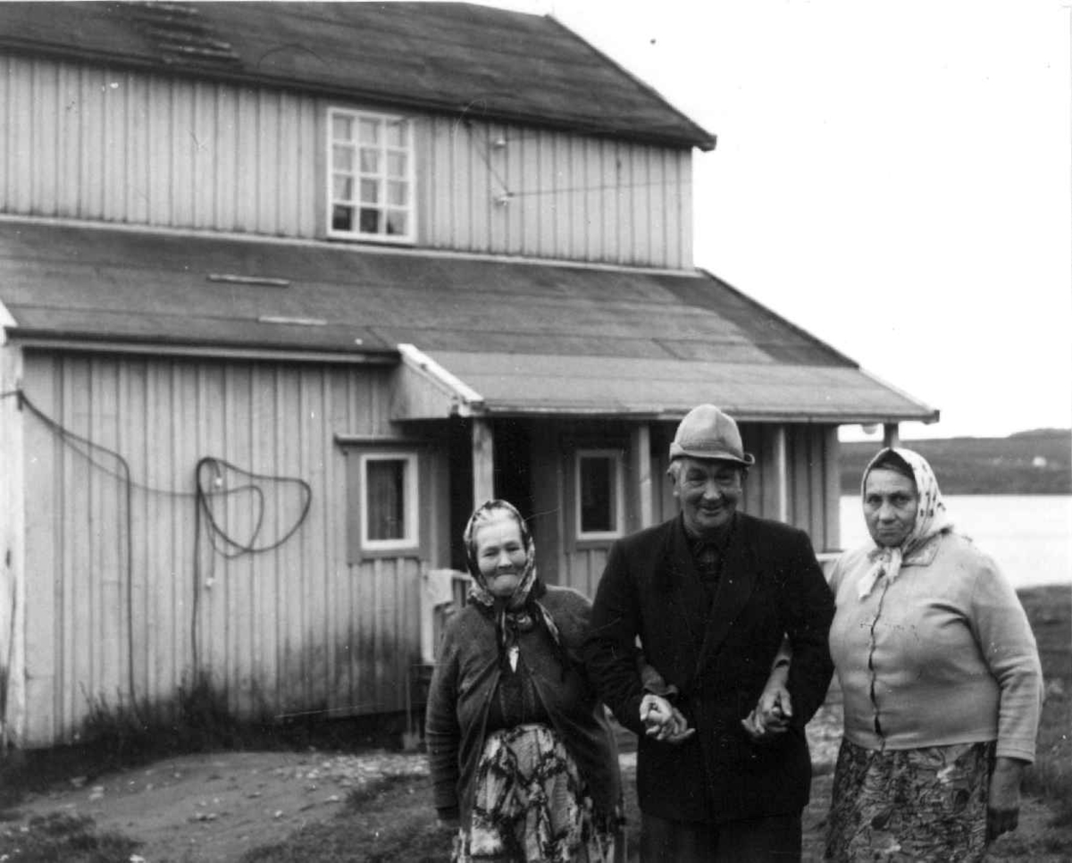 Portrett av Per Banne og t. h. hans kone Inga, t. v. hans søster Marit, Karlebotn 1968.