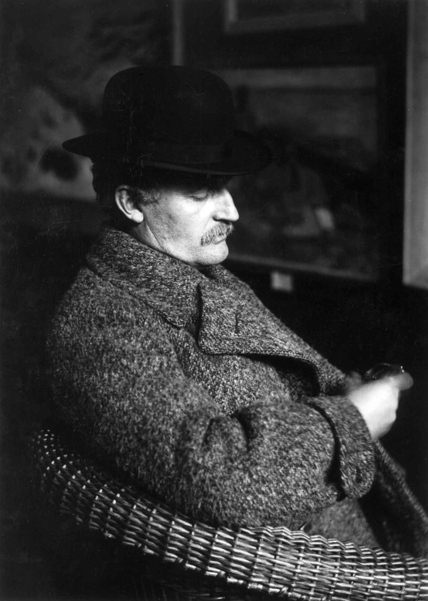 Kunstneren og maleren Edvard Munch fotografert av Anders Beer Wilse i 1912.