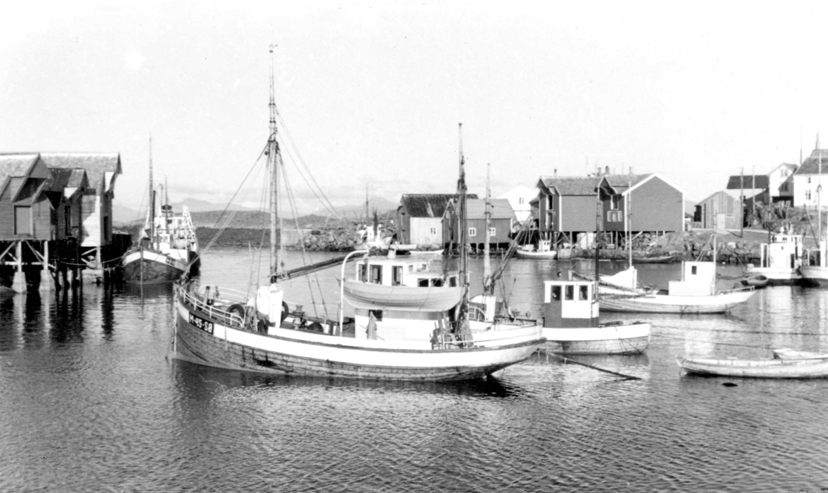 Båter og bebyggelse i Ona i Sandøy i Møre og Romsdal. 