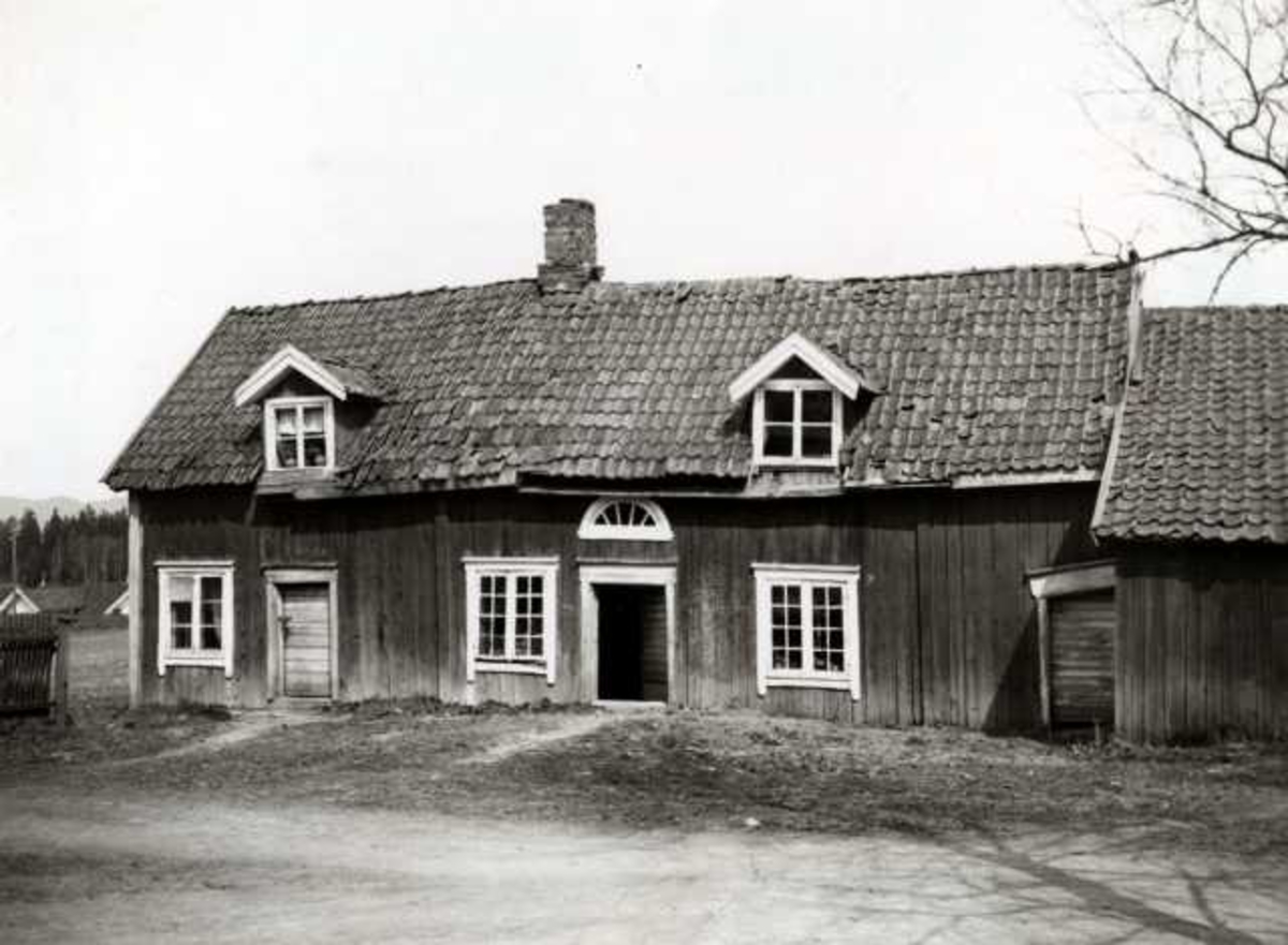 Kjelsås, Oslo, 1939. Vokterbolig sett fra gårdsplass.