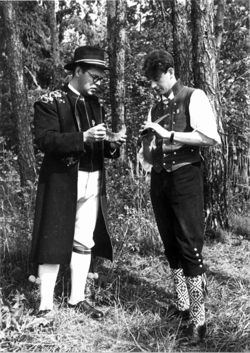 En svenske og Leif Löchen med bukkehorn. Muligens fra Nordisk Folkedansstevne 1952. Filmen ble nummerert i 1971, men var da ca. 20 år gammel.