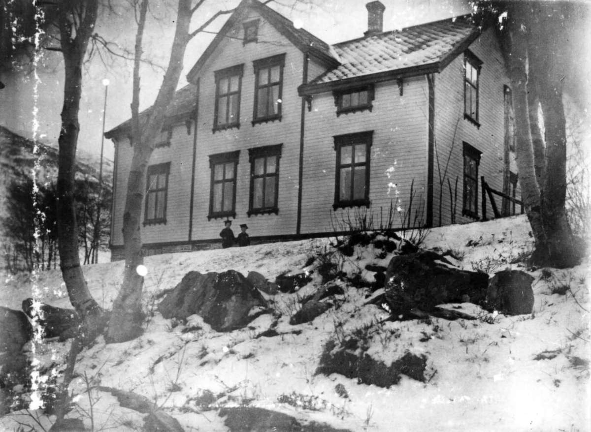 Eksteriør, Øre prestegård 1902-1907. To barn foran bygningen. Vinter